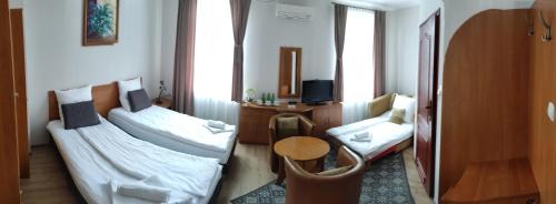 Busko-Zdroj Bed & Breakfast | Inviting Stay at Pensjonat Zamek Dersława with Breakfast