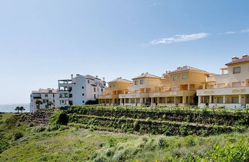 La Linea de la Concepcion Apartment | Spacious 2-Bedroom Penthouse Apartment for Your Getaway