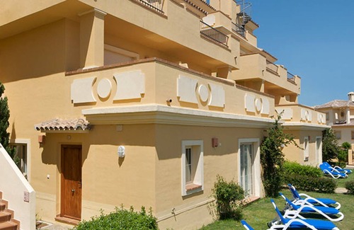 La Linea de la Concepcion Apartment | Spacious 2-Bedroom Penthouse Apartment for Your Getaway