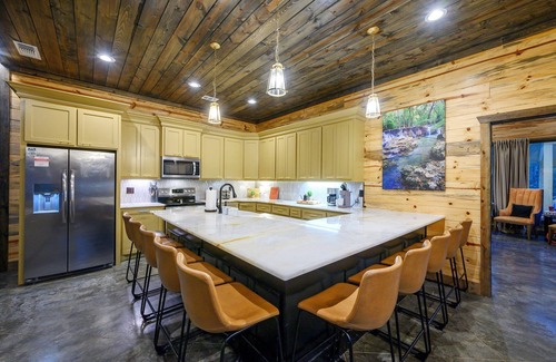 Broken Bow Cabin | Pet-Friendly Pent Haus with Pool and Gameroom Retreat