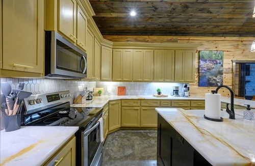 Broken Bow Cabin | Pet-Friendly Pent Haus with Pool and Gameroom Retreat