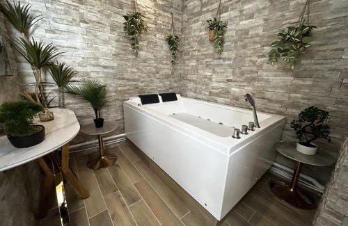 Courlancy Apartment | Relaxing Retreat at Pentagone 1 with Private Spa
