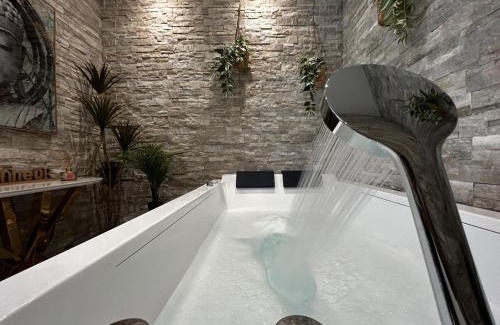 Courlancy Apartment | Relaxing Retreat at Pentagone 1 with Private Spa