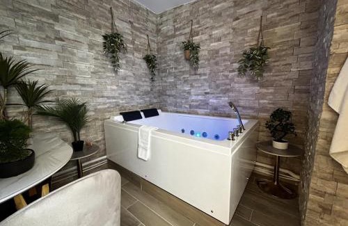 Courlancy Apartment | Relaxing Retreat at Pentagone 1 with Private Spa