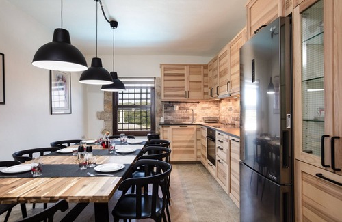 Monopari Villa | Discover Penthe Manor House: Your Oceanfront Retreat