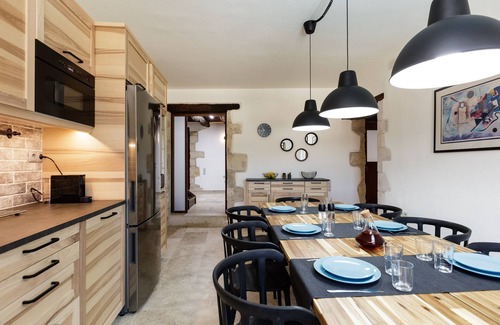 Monopari Villa | Discover Penthe Manor House: Your Oceanfront Retreat