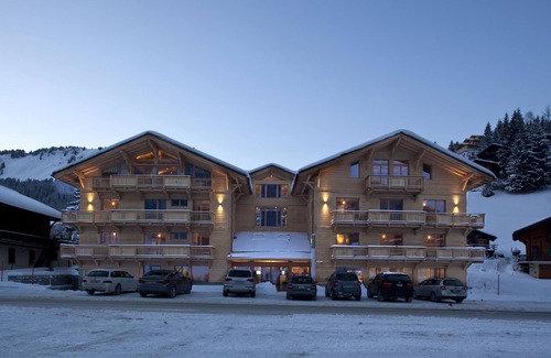 Morgins Apartment | Prime Penthouse in a Ski Resort with Spa & Hot Tub