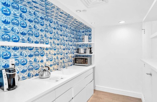 West Avenue Apartment | Penthouse 2 Bed 2 Bath with Breathtaking Views & Spa