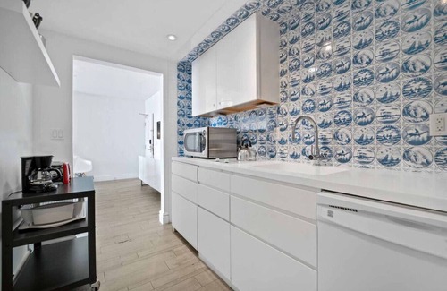 West Avenue Apartment | Penthouse 2 Bed 2 Bath with Breathtaking Views & Spa