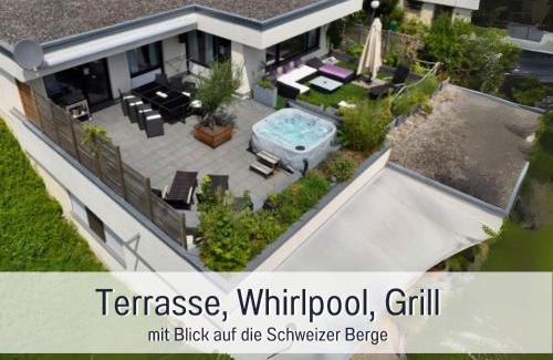 Ueberlingen Apartment | Indulge in FerienwohnenAmSee Penthouse with Hot Tub