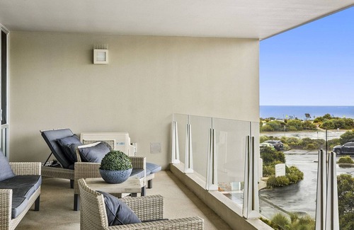 Torquay Apartment | Beachfront Penthouse 305 with Ocean View & Spa Access
