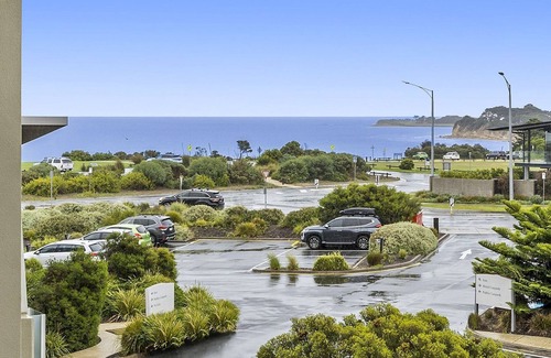 Torquay Apartment | Beachfront Penthouse 305 with Ocean View & Spa Access