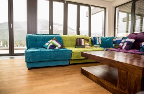Schelklingen Hotel | Stylish Penthouse Apartment with Family-Friendly Amenities