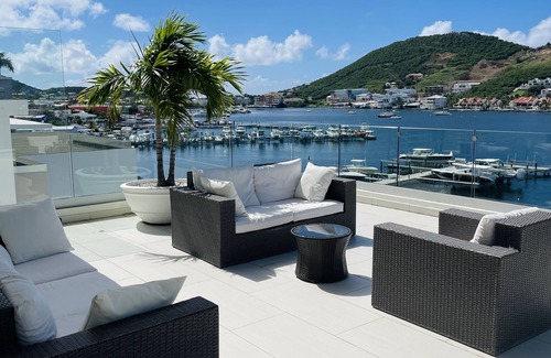 Almond Grove Apartment | Seaside Penthouse with Pool and Jacuzzi for Unforgettable Stays