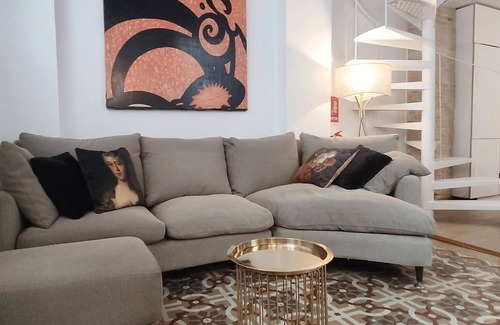 La Seu Apartment | Elegant Penthouse in Cathedral Quarter with Ocean View