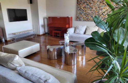 Faubourg-du-Roule Apartment | Elegant Penthouse Champs Élysées with Hot Tub & Top Ratings