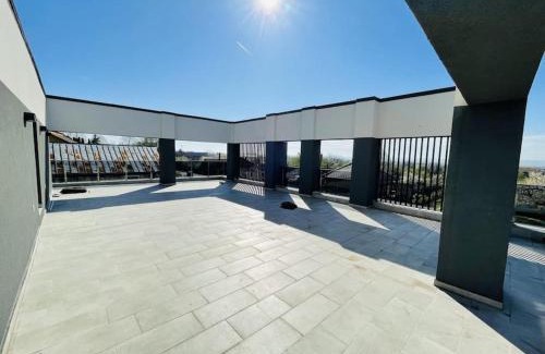 Tirgu Jiu Apartment | Elegant Penthouse Coloana Infinitului for Family Getaways