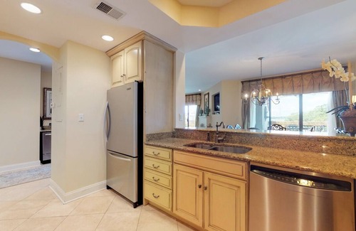 Shelter Cove Villa | Inviting Penthouse Condo with Scenic Yacht Views & Pool