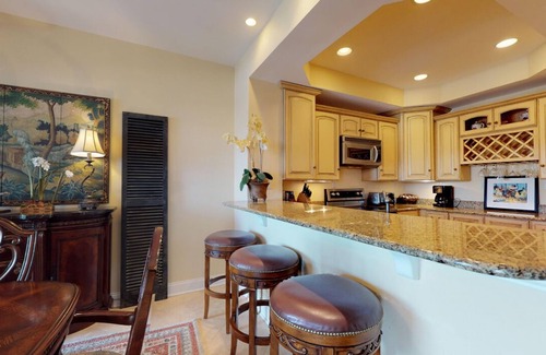 Shelter Cove Villa | Inviting Penthouse Condo with Scenic Yacht Views & Pool