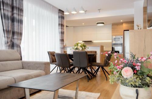 Tractorul Apartment | Elegant Penthouse Eliza - Coressi with Hot Tub & Family Fun