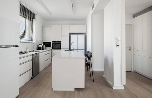 Mahane Israel Apartment | Penthouse - Four Bedroom Apartment, Sleeps 19