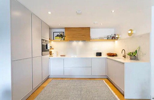 Luton Apartment | Stylish Penthouse Retreat with Family-Friendly Amenities