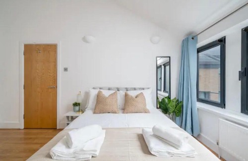 Luton Apartment | Stylish Penthouse Retreat with Family-Friendly Amenities
