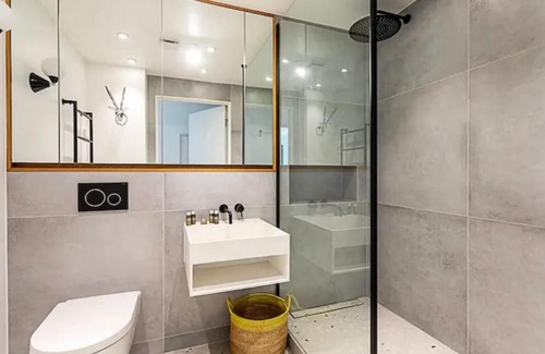 Luton Apartment | Stylish Penthouse Retreat with Family-Friendly Amenities