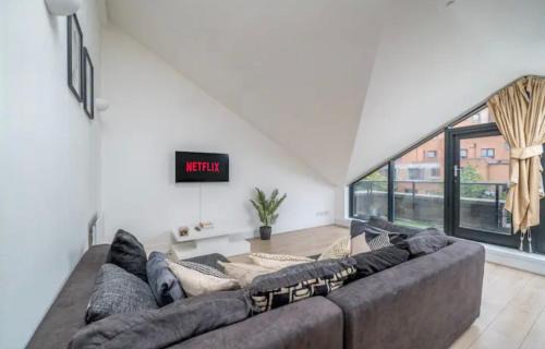 Luton Apartment | Stylish Penthouse Retreat with Family-Friendly Amenities