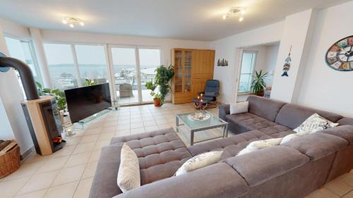 Laboe Apartment | Scenic Penthouse Hafenglück with Breathtaking Views