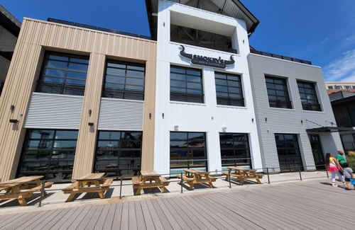 Downtown Cleveland Condo | Pet-Friendly Penthouse in The Flats with Pool Access