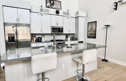 Los Olivos Historic District House | Modern Penthouse Loft in Downtown Phoenix with Pool Access