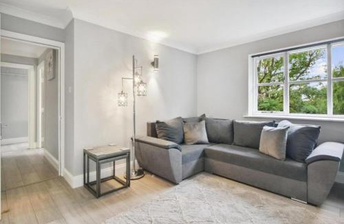 Knaphill Apartment | Discover the Penthouse Long Stay Gem with Free Parking