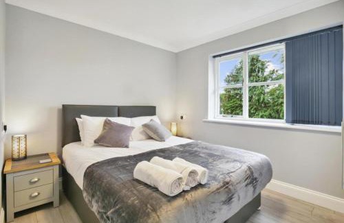 Knaphill Apartment | Discover the Penthouse Long Stay Gem with Free Parking