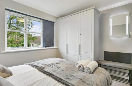 Knaphill Apartment | Discover the Penthouse Long Stay Gem with Free Parking