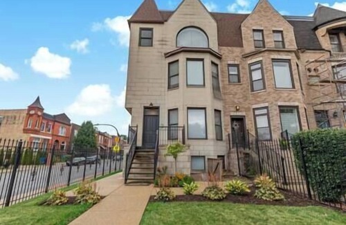 North Kenwood Apartment | Premier Penthouse Stay Near Downtown & Lake Views