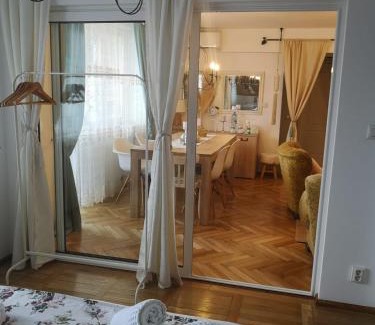 Resita Apartment | Elegant Penthouse with Kitchen & Family-Friendly Amenities
