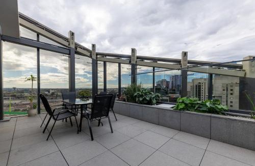 Docklands Apartment | Penthouse Luxury Suite - Free Parking, Pool & Gym