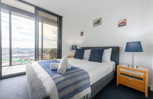 Docklands Apartment | Penthouse Luxury Suite - Free Parking, Pool & Gym