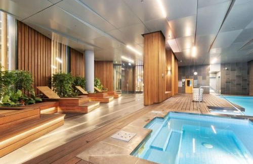 Docklands Apartment | Penthouse Luxury Suite - Free Parking, Pool & Gym