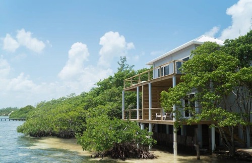 Dangriga Apartment | Elegant Penthouse Oceanfront Cabana with Spa & Breakfast