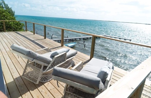 Dangriga Apartment | Elegant Penthouse Oceanfront Cabana with Spa & Breakfast