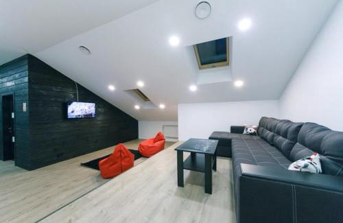Verkhnie Misto Apartment | Stylish Penthouse on Maydan with Breakfast Included