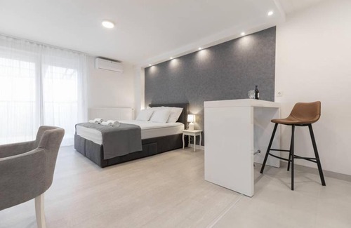 Novi Zagreb Apartment | Top-Rated Penthouse "Sky 17" with Balcony & Free Parking