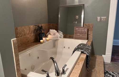 Ohio City Apartment | Downtown Cleveland Penthouse Studio with Family & Pet Amenities