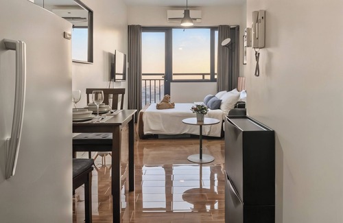 San Antonio Condo | Penthouse Studio with City Views in Makati - Air Residences