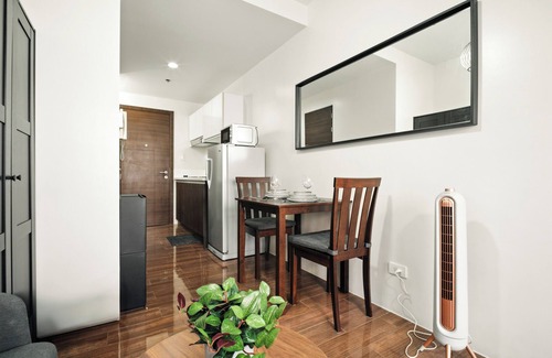 San Antonio Condo | Penthouse Studio with City Views in Makati - Air Residences