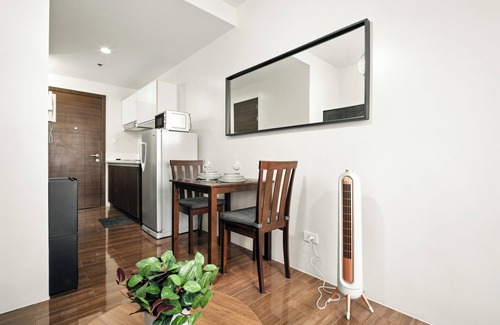 San Antonio Condo | Penthouse Studio with City Views in Makati - Air Residences