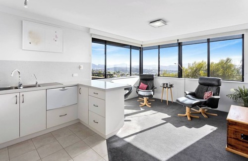 West Hobart Apartment | Stylish Penthouse with Panoramic Views and Breakfast Included