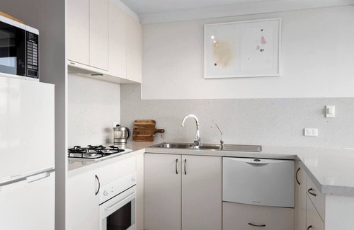 West Hobart Apartment | Stylish Penthouse with Panoramic Views and Breakfast Included